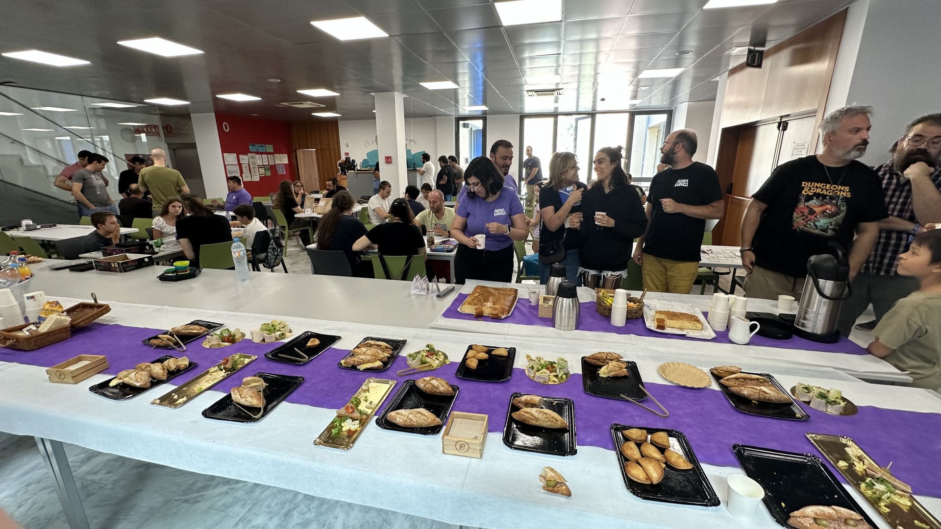 Jugadores debatiendo durante una partida